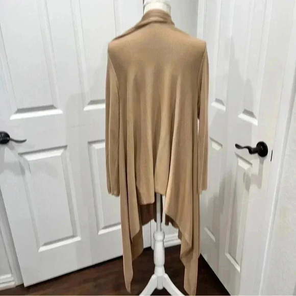 Cable & Gauge tan, open front, shark bite hem, long, cardigan - Picture 3 of 6